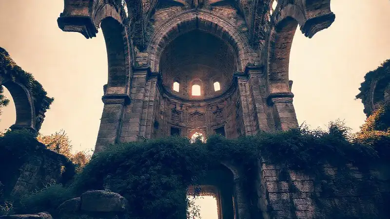 Ruinas antiguas bajo la catedral derruida